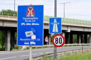 Auf den Autobahnen wird Ihnen die Gebührenpflicht rechtzeitig angezeigt, so dass Sie immer noch bequem eine Vignette online kaufen können. Bildquelle: © Image Picker 3
