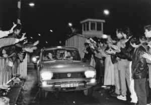 Auch im November 1989 waren die Fotojournalisten der laif Genossenschaft beim Mauerfall in Berlin vor Ort. Bildquelle: © Paul Langrock / laif