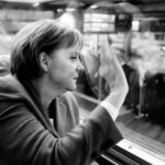 Angela Merkel, auf ihrer Wahlkampftour 2009 von Bad Godesberg nach Berlin mit dem Panoramazug, den auch schon Adenauer nutzte. Auch bei solchen Anlässen sind die Fotografen:innen der laif Genossenschaft mit dabei. Bildquelle: © Andreas Herzau / laif