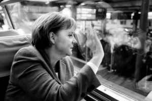 Angela Merkel, auf ihrer Wahlkampftour 2009 von Bad Godesberg nach Berlin mit dem Panoramazug, den auch schon Adenauer nutzte. Auch bei solchen Anlässen sind die Fotografen:innen der laif Genossenschaft mit dabei. Bildquelle: © Andreas Herzau / laif 