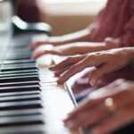 Gemeinsame Aktivitäten wie Musizieren oder Basteln genießen die Enkelkinder sehr gern mit den Großeltern. Bildquelle: © Getty Images / Unsplash.com