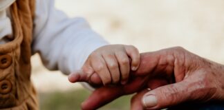 Enkel Glück: Wie man eine starke Beziehung zu seinen Enkelkindern aufbaut Enkelkinder sind Inspiration und Bereicherung und zaubern uns viele schöne Momente in unser leben. Bildquelle: © Loume Visser / Unsplash.com