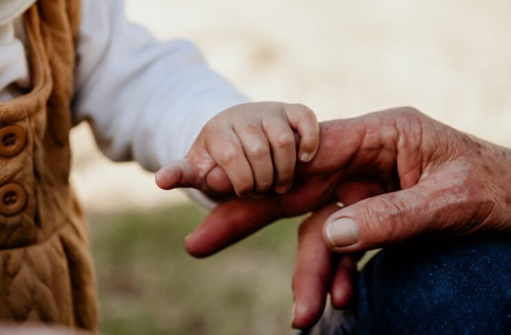 Enkel Glück: Wie man eine starke Beziehung zu seinen Enkelkindern aufbaut Enkelkinder sind Inspiration und Bereicherung und zaubern uns viele schöne Momente in unser leben. Bildquelle: © Loume Visser / Unsplash.com