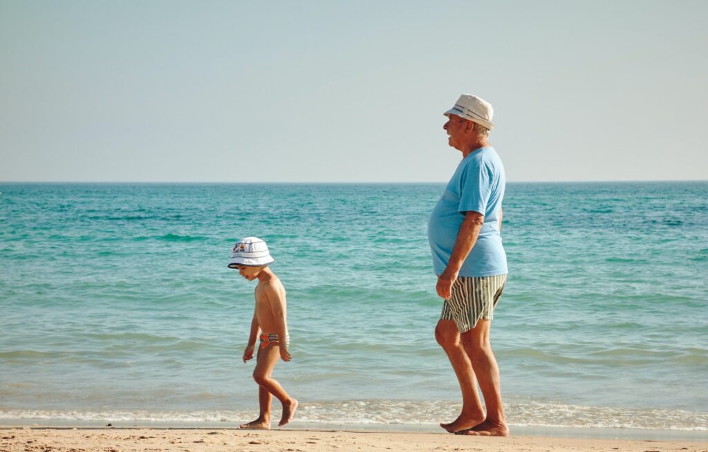 Die Welt mit den Großeltern entdecken - ein Traum für die Enkelkinder. Bildquelle: © Vidar Nordli Mathisen / Unsplash.com