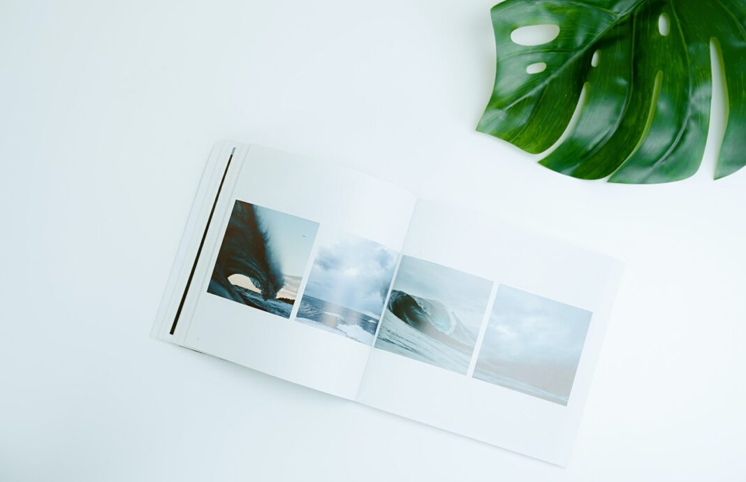 Etwas das man immer wieder gern in die Hand nimmt - ein Fotobuch. Bildquelle: © Toa Heftiba / Unsplash.com