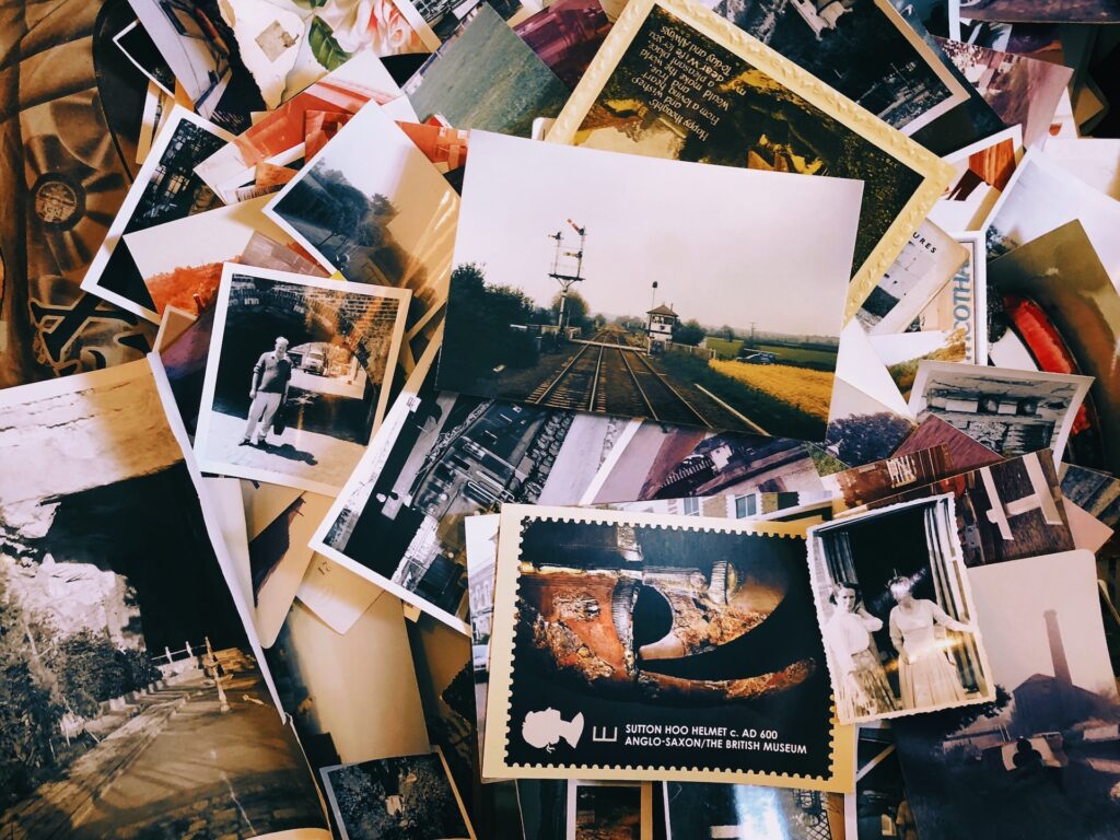 Alte Fotos auf Papier müssen zunächst digitalisiert werden, damit sie in ein Fotobuch eingearbeitet werden können. Bildquelle: © Jon Tyson / Unsplash.com