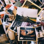 Alte Fotos auf Papier müssen zunächst digitalisiert werden, damit sie in ein Fotobuch eingearbeitet werden können. Bildquelle: © Jon Tyson / Unsplash.com