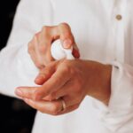 Betroffene Hände benötigen eine entsprechende Behandlung und Pflege. Bildquelle: © Nati Melnychuk / Unsplash.com