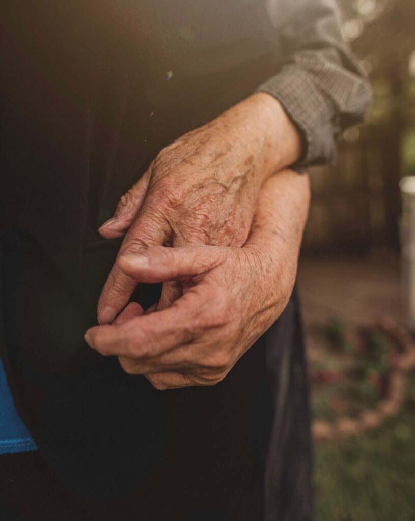 Eine zarte Berührung, ein liebevoller Blick oder einfach mal Händchen halten - wem von uns gefällt das nicht?! Bildquelle: © Nina Hill / Unsplash.com