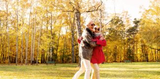 Sexualität: Das Alter anerkennen Sich wohlfühlen, kraftvoll und gesund sein - dabei spielen Bewegung und Ernährung eine durchaus wichtige Rolle. Bildquelle: © Getty Images / Unsplash.com