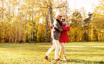 Sexualität: Das Alter anerkennen Sich wohlfühlen, kraftvoll und gesund sein - dabei spielen Bewegung und Ernährung eine durchaus wichtige Rolle. Bildquelle: © Getty Images / Unsplash.com