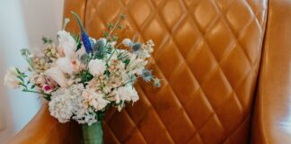 Die häufigsten Fehler bei der Einrichtung eines Wohlfühl-Wohnzimmers Ob aus Leder oder mit einem Stoffbezug, ein gemütlicher Sessel macht nahezu jedes Wohnzimmer gemütlich. Bildquelle: © JSB Co / Unsplash.com