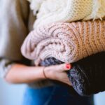 In der Waschmaschine haben die Wollsocken oder Pullover eher nichts zu suchen – es sei denn sie verfügt über einen Wollwaschgang. Bildquelle: © Dan Gold / Unsplash.com