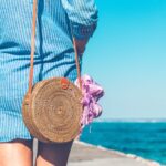 Nutzen Sie die Gelegenheit und pimpen Sie bereits vorhandene Kleidungsstücke mit netten Accessoires auf. Bildquelle: © Artem Beliaikin / Unsplash.com
