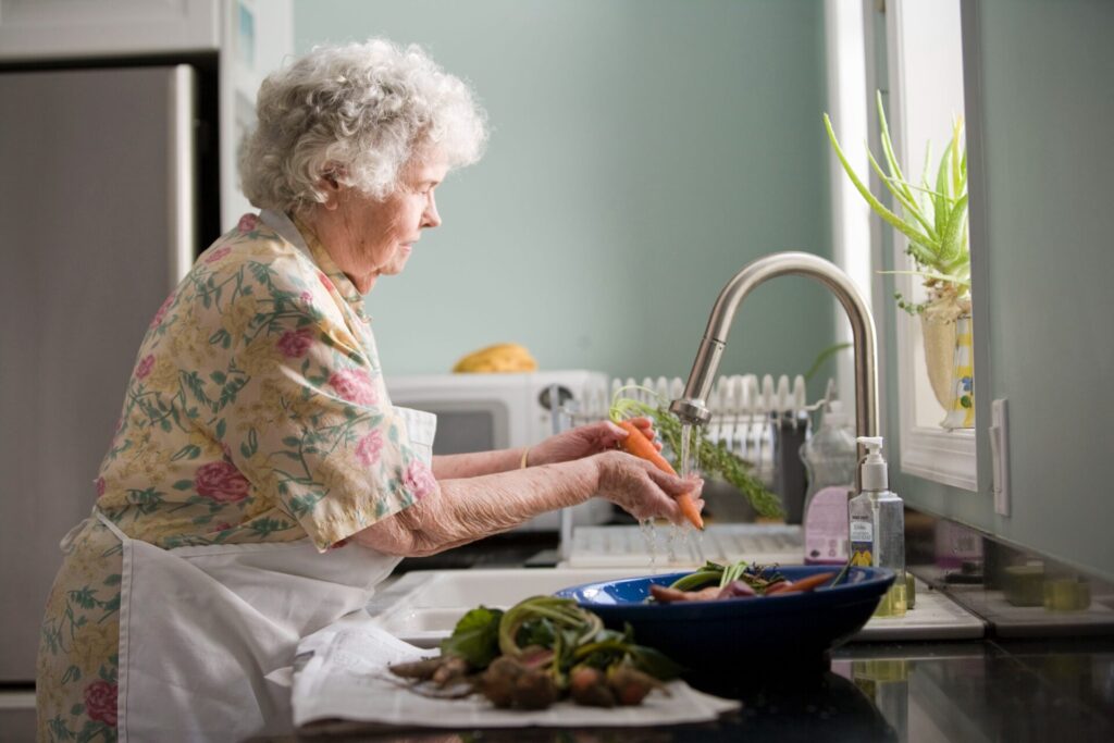 Die richtige Höhe der Spüle und sonstigen Arbeitsflächen erleichtern die täglichen Arbeitn in der Küche ungemein. Bildquelle: © CDC / Unsplash.com