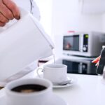 Die Küche sollte im Alter ausreichend Raum bieten, damit wir uns gut darin bewegen und vor allem alles erreichen können. Bildquelle: © Getty Images / Unsplash.com