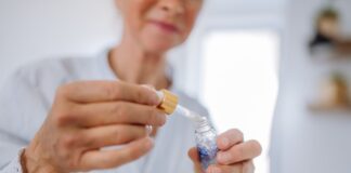 Retinol oder Hyaluron: Welches Anti-Aging-Mittel funktioniert besser? Retinol und Hyaluron sind beides sehr effektive Wirkstoffe im Bereich Anti-Aging. Bildquelle: © Getty Images / Unsplash.com