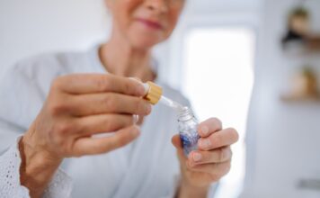 Retinol oder Hyaluron: Welches Anti-Aging-Mittel funktioniert besser? Retinol und Hyaluron sind beides sehr effektive Wirkstoffe im Bereich Anti-Aging. Bildquelle: © Getty Images / Unsplash.com