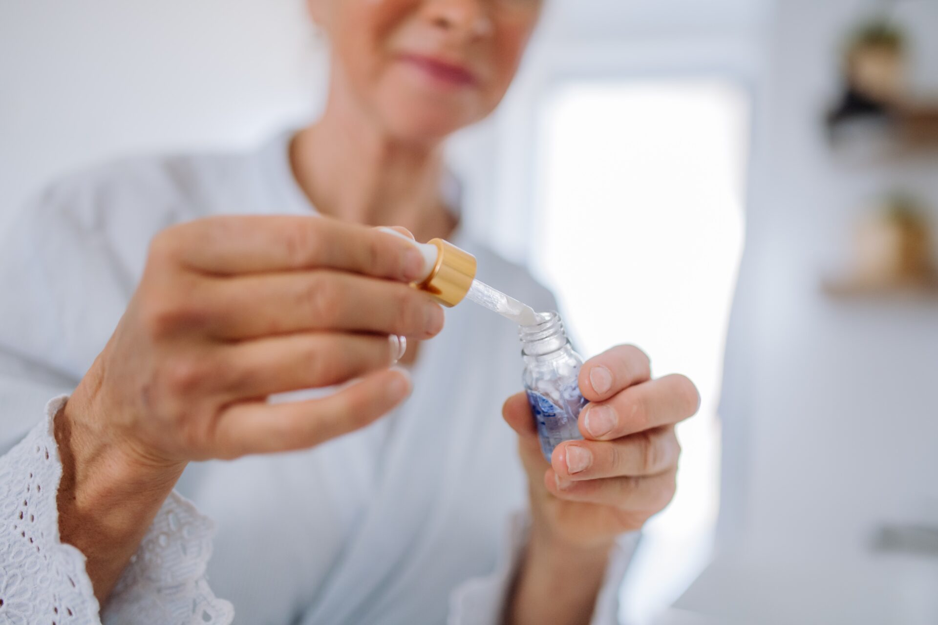 Retinol und Hyaluron sind beides sehr effektive Wirkstoffe im Bereich Anti-Aging. Bildquelle: © Getty Images / Unsplash.com