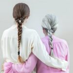 Schöne Farben, transparente und fließende Stoffe kleiden uns Frauen der generation 59plus besonders gut. Bildquelle: © Federica Giacomazzi / Unsplash.com