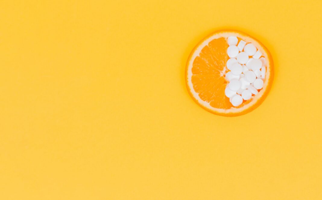 Ein Vitaminmangel ist nicht selten verantwortlich für ein bestehendes Übergewicht. Daher lohnt es sich, sich dahingehend immer mal wieder untersuchen zu lassen. Bildquelle: © Diana Polekhina / Unsplash.com