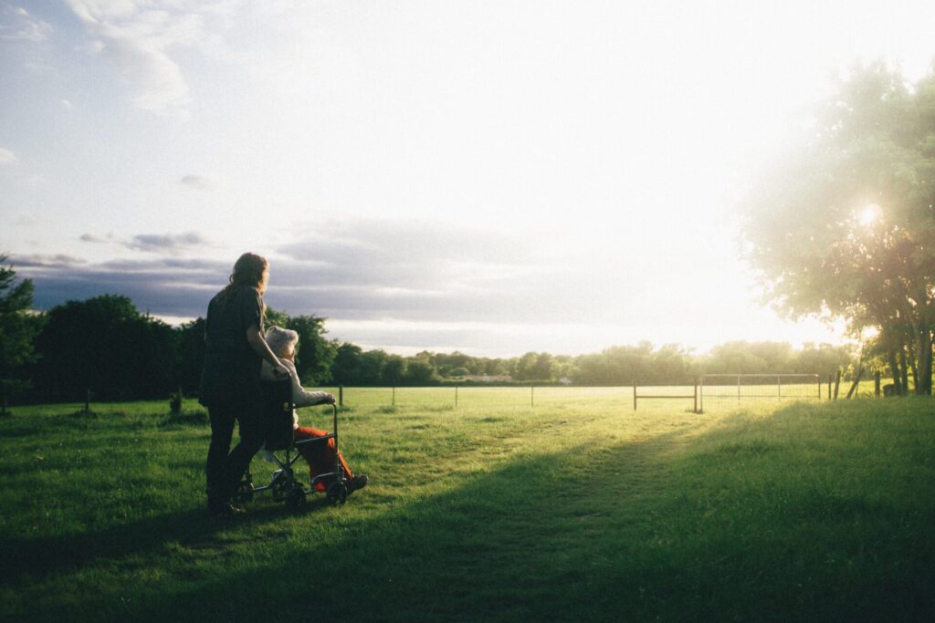 Vielleicht ist es auch der Spaziergang und die Gesellschaft einer allein stehenden Person. Bildquelle: © Dominik Lange / Unsplash.com