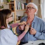 Immer mehr Ärzte entdecken die ganzheitliche Medizin für sich und arbeiten auch gern mit natürlichen Heilmitteln. Bildquelle: © Getty Images / Unsplash.com