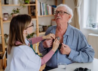 Asthmamedikamente für ältere Erwachsene: Wie Sie die richtige Behandlung finden Immer mehr Ärzte entdecken die ganzheitliche Medizin für sich und arbeiten auch gern mit natürlichen Heilmitteln. Bildquelle: © Getty Images / Unsplash.com