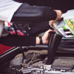 Ein regelmäßiger Ölwechsel gehört genauso zum Check wie die Überprüfung der Bremsen und Reifen. Bildquelle: © Tim Mossholder / Unsplash.com
