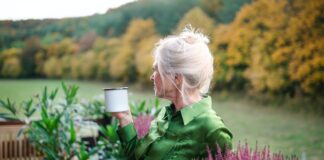 Nordischer Look im eigenen Garten: So geht Hygge selbst gemacht Oftmals ist weniger mehr und das gilt auch für einen Balkon oder eine Terrasse. Bildquelle: © Getty Images / Unsplash.com