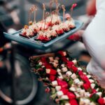 Beim Abschied in den Ruhestand bietet es sich immer ein ein Buffet zu veranstalten, um eine möglichst lockere Atmosphäre zu haben. Bildquelle: © Chris Reyem / Unsplash.com