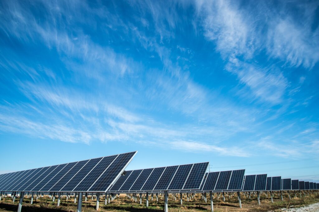Der Ausbau der Solarenergie ist vor allem in Ländern mit viel Sonnenlicht sinnvoll und zukunftsorientiert. Bildquelle: © American Public Power Association / Unsplash.com