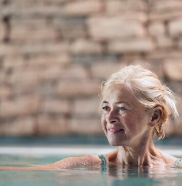 Diese 9 Hautpflege-Trends dürfen Sie dieses Jahr nicht verpassen! Sich selbst und die eigene Haut verwöhnen sollte auch ab 59plus nicht vergessen werden. Bildquelle: © Getty Images / Unsplash.com