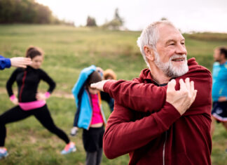Natürlich stark: Rückentraining unter freiem Himmel für ein schmerzfreies Leben Rückentraining und Natur lassen sich ganz wunderbar miteinander verbinden. Bildquelle: AdobeStock.com