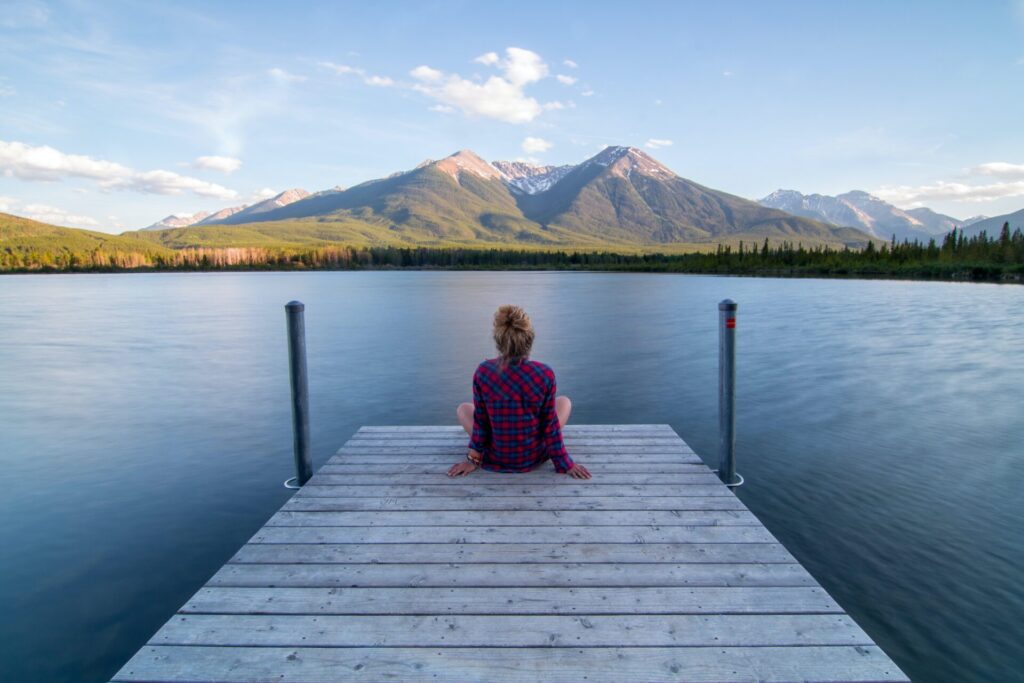 Die Natur, den See und die Ruhe genießen und das bei mediteranen Temperaturen. All das bietet Südtirol als Reiseziel. Bildquelle: © Kalen Emsley / Unsplash.com