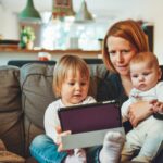 Nutzen Sie die möglichen Techniken und halten Sie schon von Beginn an engen Kontakt mit Ihren Enkeln. Es wird für beide Seiten eine große Freude sein. Bildquelle: © Alexander Dummer / Unsplash.com