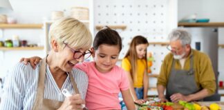 Großeltern auf Distanz – wie man den Draht zu den Enkeln nicht verliert Wir haben aufgrund von Distanzen oft nicht das Glück häufig Zeit mit den Enkeln verbringen zu können, daher braucht es gut Ideen, um genu diese Distanzen zu überbrücken. Bildquelle: © Getty Images / Unsplash.com