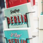 Postkarten zu schreiben und zu versenden ist wieder voll im Trend. Die Enkelkinder freuen sich auf jeden Fall! Bildquelle: © Markus Spiske / Unsplash.com