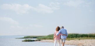 Falten loswerden durch Faltenstraffungs-Eingriff – Sinnvoll oder Risiko? Der Eingriff in den persönlichen Alterungsprozess ist immer eine ganz individuelle Entscheidung, sollte jedoch immer gut überlegt sein. Bildquelle: © Getty Images / Unsplash.com