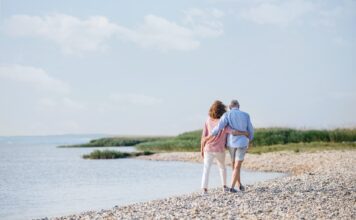 Falten loswerden durch Faltenstraffungs-Eingriff – Sinnvoll oder Risiko? Der Eingriff in den persönlichen Alterungsprozess ist immer eine ganz individuelle Entscheidung, sollte jedoch immer gut überlegt sein. Bildquelle: © Getty Images / Unsplash.com