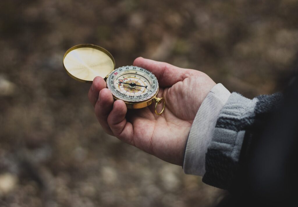 Geochaching ist die moderne Schnitzeljagd und fördert somit auch den Umgang mit den digitalien Geräten wie dem Smartphone. Bildquelle: © Ethan Sykes / Unsplash.com