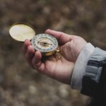 Geochaching ist die moderne Schnitzeljagd und fördert somit auch den Umgang mit den digitalien Geräten wie dem Smartphone. Bildquelle: © Ethan Sykes / Unsplash.com