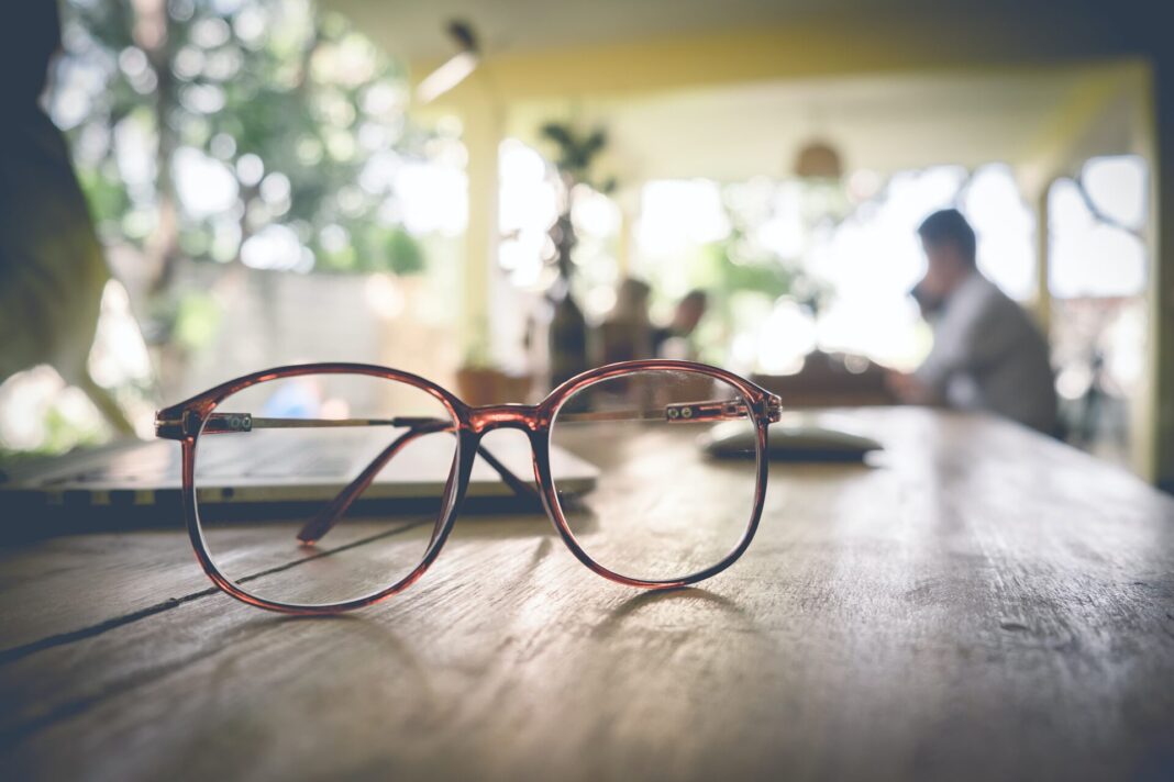 Eine Brille ist nicht nur eine Sehhilfe, sondern auch ein Kleidungsstück und will gut ausgesucht sein. Bildquelle: © Getty Images / Unsplash.com