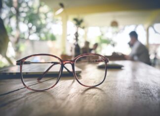 Die Sehschwäche im Alter und die Bedeutung von Gleitsichtbrillen Eine Brille ist nicht nur eine Sehhilfe, sondern auch ein Kleidungsstück und will gut ausgesucht sein. Bildquelle: © Getty Images / Unsplash.com