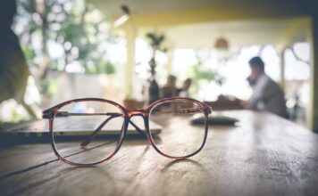 Die Sehschwäche im Alter und die Bedeutung von Gleitsichtbrillen Eine Brille ist nicht nur eine Sehhilfe, sondern auch ein Kleidungsstück und will gut ausgesucht sein. Bildquelle: © Getty Images / Unsplash.com