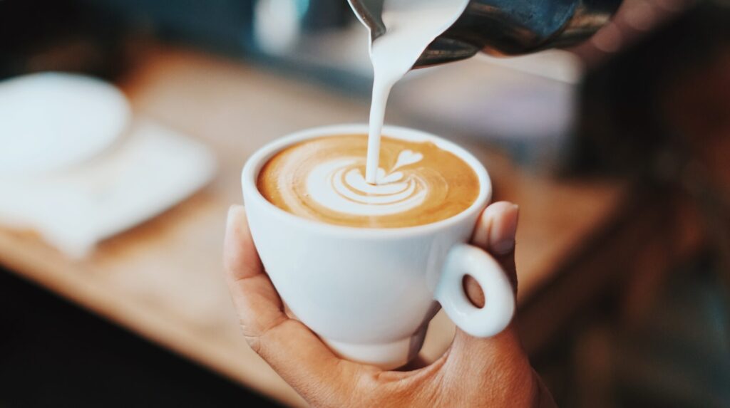 Kaffee ist schon lange nicht mehr nur in der junden Generation ein Ausdruck von Lebensart. Auch die Generation 59plus genießt zunehmend häufiger nicht mehr nur den klassischen Filterkaffee. Bildquelle: © Fahmi Fakhrudin / Unsplash.com