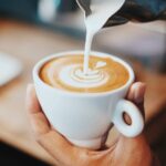 Kaffee ist schon lange nicht mehr nur in der junden Generation ein Ausdruck von Lebensart. Auch die Generation 59plus genießt zunehmend häufiger nicht mehr nur den klassischen Filterkaffee. Bildquelle: © Fahmi Fakhrudin / Unsplash.com