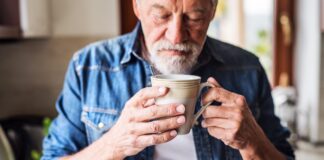 Kaffee(kultur) in verschiedenen Altersgruppen "In der Ruhe liegt die Kraft" - dieses Lebensm,otto stellt sich fast von selbst ab 50+ ein. Bildquelle: © Getty Images / Unsplash.com