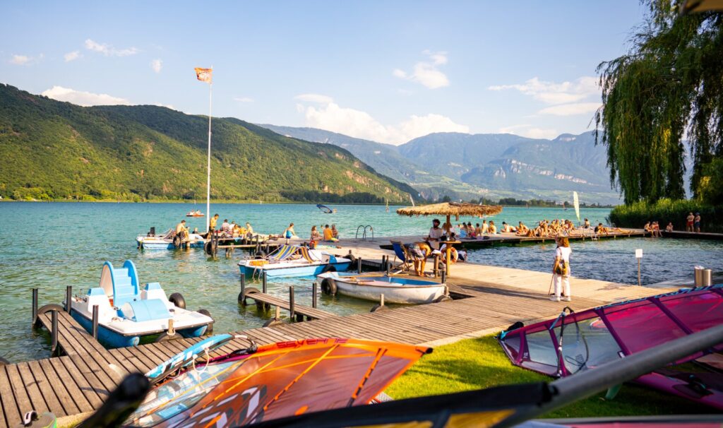 Der Kalterer See bietet eben nicht nur Alpenpanorama, sondern auch aktive Wassersportmöglichkeiten wie am Meer. Bildquelle: © Alin Andersen / Unsplash.com