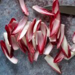 Chicorée ist eines der Gemüsearten welches die gesunden Bitterstoffe in sich trägt. Bildquelle: © Micheile Henderson / Unsplash.com